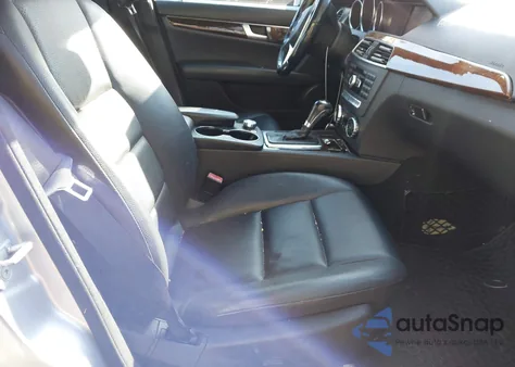 2012 Mercedes-Benz C 300 Sport 4Matic z USA, uszkodzony, nr VIN WDDGF8BB3CR192336